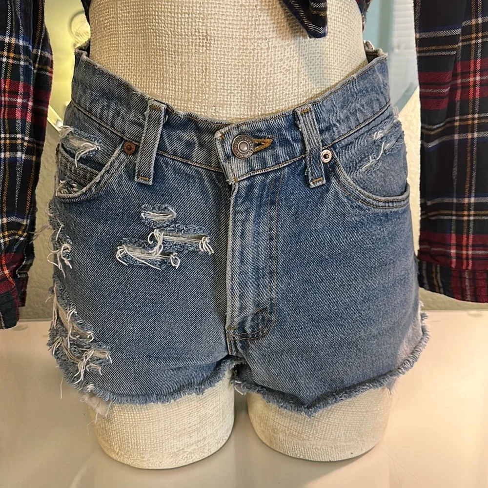 LEVI’S DENIM SHORTS - Picture 1 of 3